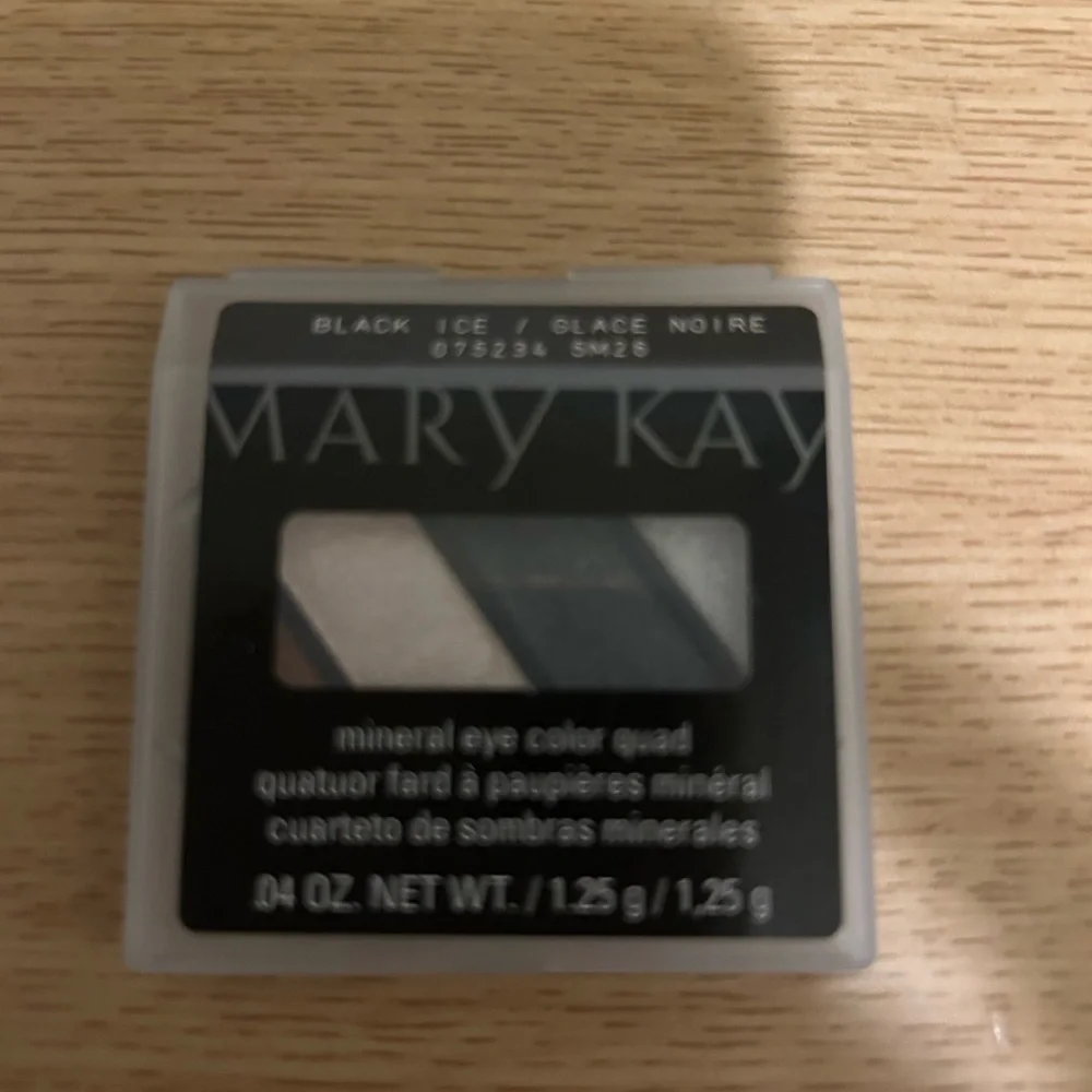 Mary Kay Gold and Black Eyeshadow Palette for Smokey Eyes
